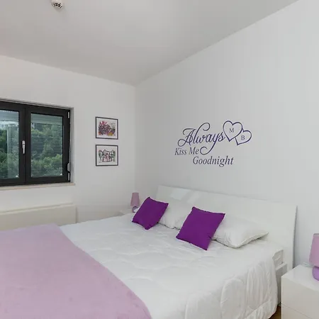 Clouds - Two Bedroom With Balcony And City View Apartament